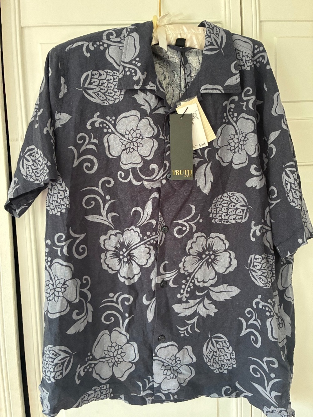 Truth Men’s Linen Shirt. New with tags